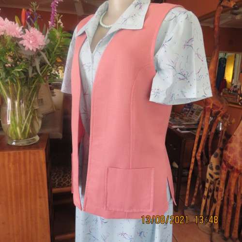Sleeveless rosepink open jacket in size 34 to 36.