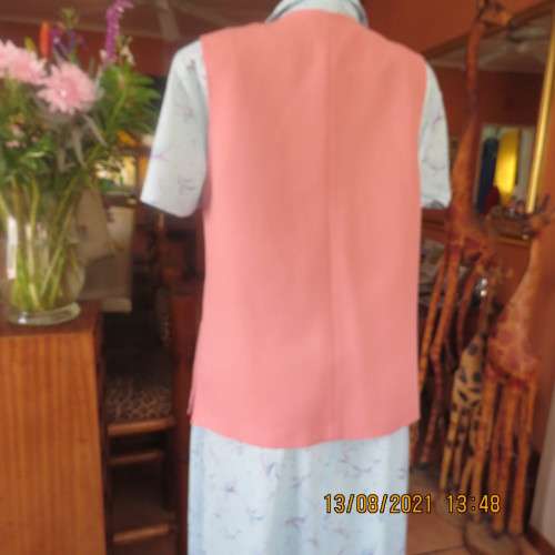 Sleeveless rosepink open jacket in size 34 to 36.