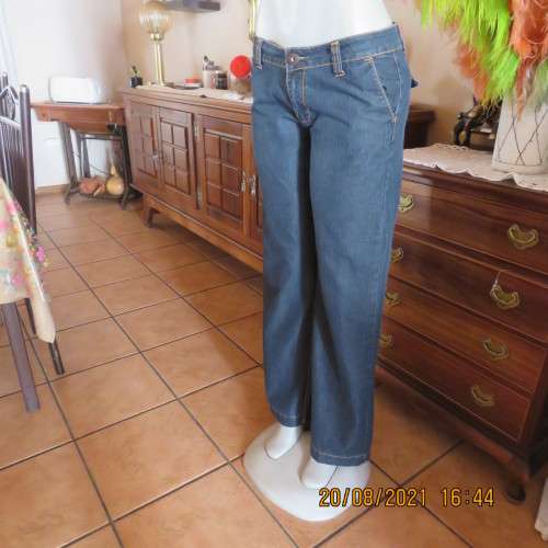 Wide legged dark blue denim jeans with low rise size 34/10.Size pockets.Dummies at back.New cond.