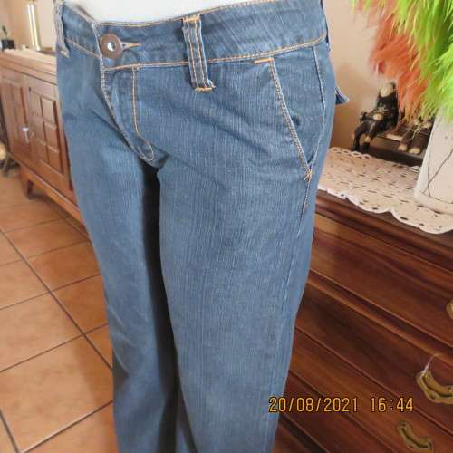 Wide legged dark blue denim jeans with low rise size 34/10.Size pockets.Dummies at back.New cond.