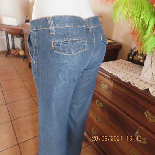 Wide legged dark blue denim jeans with low rise size 34/10.Size pockets.Dummies at back.New cond.