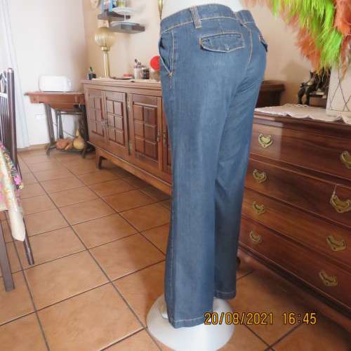 Wide legged dark blue denim jeans with low rise size 34/10.Size pockets.Dummies at back.New cond.