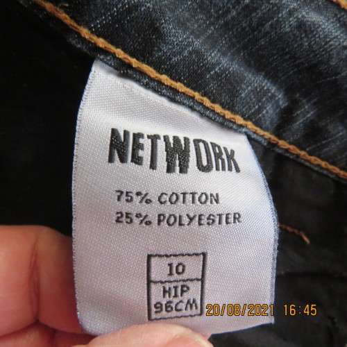 Wide legged dark blue denim jeans with low rise size 34/10.Size pockets.Dummies at back.New cond.