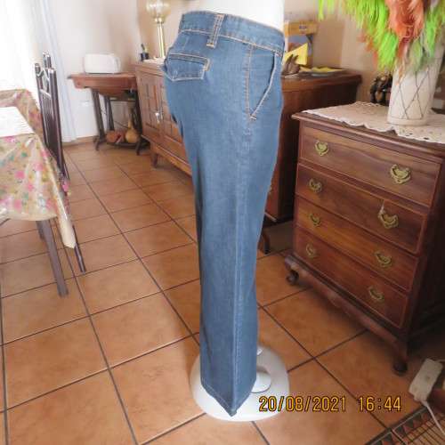 Wide legged dark blue denim jeans with low rise size 34/10.Size pockets.Dummies at back.New cond.
