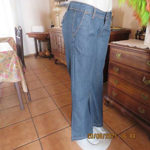 Wide legged dark blue denim jeans with low rise size 34/10.Size pockets.Dummies at back.New cond.