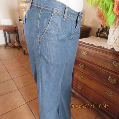 Wide legged dark blue denim jeans with low rise size 34/10.Size pockets.Dummies at back.New cond.