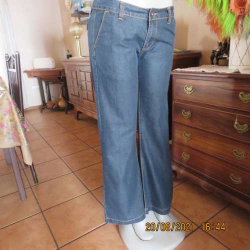 Wide legged dark blue denim jeans with low rise size 34/10.Size pockets.Dummies at back.New cond.