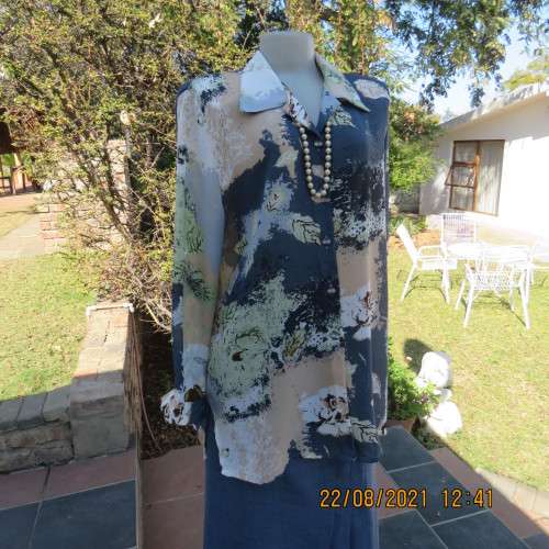 Beautiful long sleeve top in striking print in grey,cream and soft green.By JUDY`S PRIDE size 44/20.