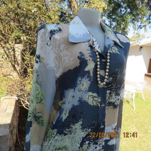 Beautiful long sleeve top in striking print in grey,cream and soft green.By JUDY`S PRIDE size 44/20.