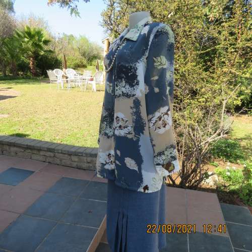 Beautiful long sleeve top in striking print in grey,cream and soft green.By JUDY`S PRIDE size 44/20.