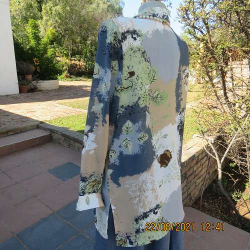 Beautiful long sleeve top in striking print in grey,cream and soft green.By JUDY`S PRIDE size 44/20.
