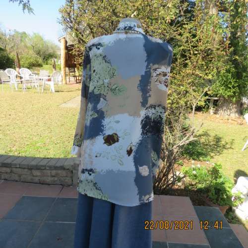 Beautiful long sleeve top in striking print in grey,cream and soft green.By JUDY`S PRIDE size 44/20.