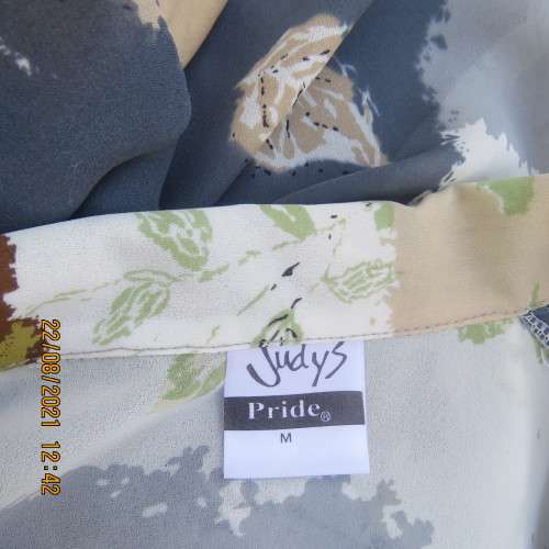 Beautiful long sleeve top in striking print in grey,cream and soft green.By JUDY`S PRIDE size 44/20.