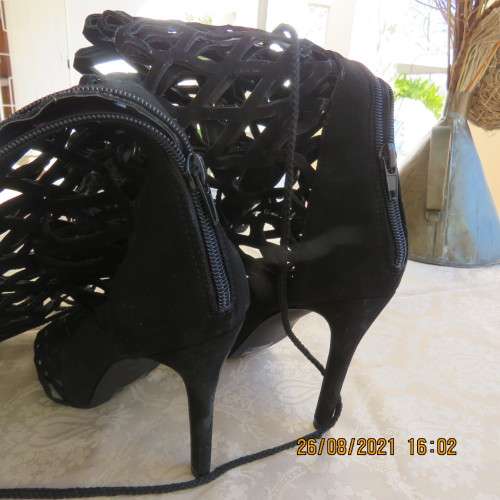 Knee length pair of black criss cross boots with long back zip. Size 7 by Legit.As new.Open toes.