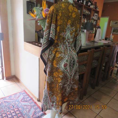 Easy to wear bo-ho patterned kaftan in 100% rayon. Size 38 to 42. Tiestring in waist. New condition.