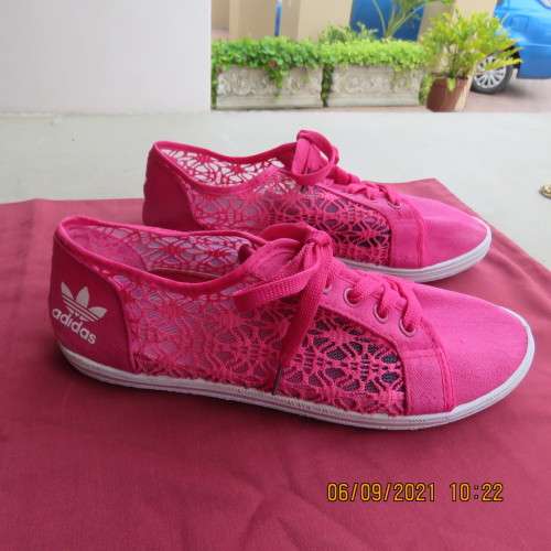 Pair Adidas tekkies in Magenta pink. Guaze patterned sides. Sides 37/4. As new condition.