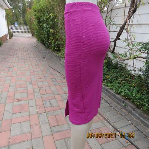 Smart magenta pink bodycon midi skirt. Elasticated waistband. Size 34/10 by IMAGE in new condition
