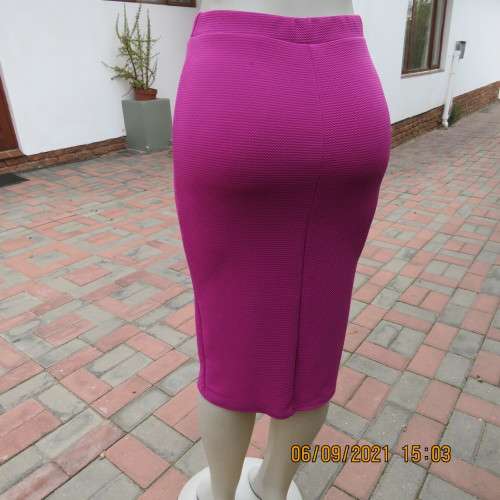 Smart magenta pink bodycon midi skirt. Elasticated waistband. Size 34/10 by IMAGE in new condition