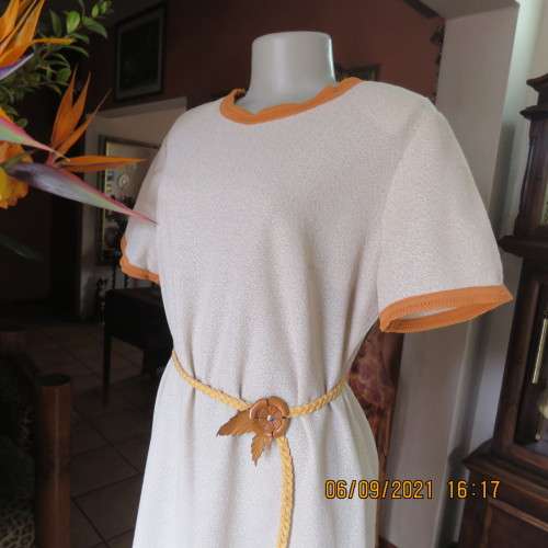 Vintage dress in mottled beige by SWEATER GIRL in PRESLENE, belt included. Size 40-42 very good cond