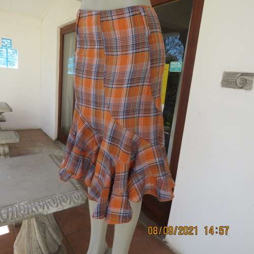 On trend autumn colour check bandless skirt size 34/10 by GOOD FRIENDS. In bubble polycotton fabric.
