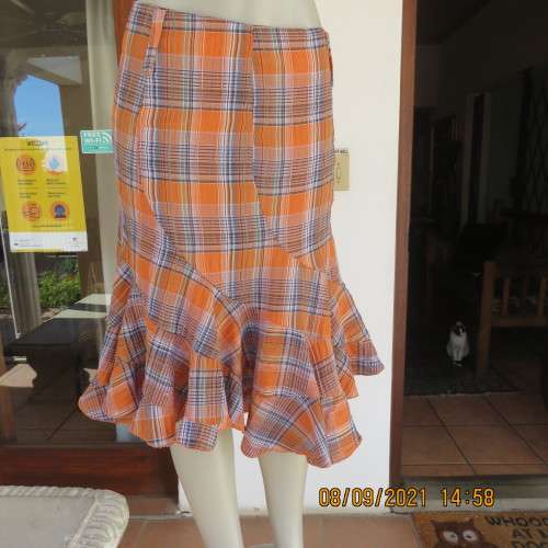 On trend autumn colour check bandless skirt size 34/10 by GOOD FRIENDS. In bubble polycotton fabric.