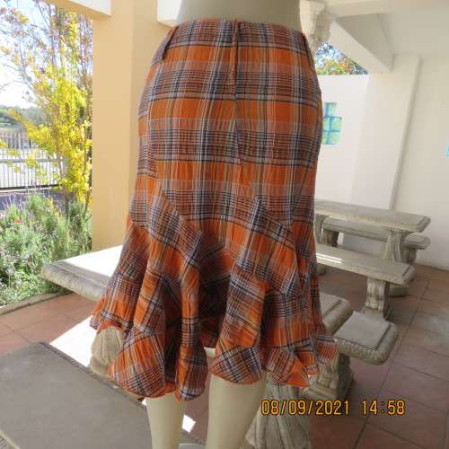 On trend autumn colour check bandless skirt size 34/10 by GOOD FRIENDS. In bubble polycotton fabric.