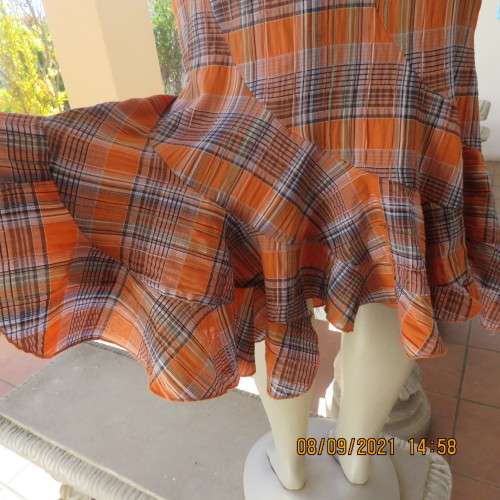 On trend autumn colour check bandless skirt size 34/10 by GOOD FRIENDS. In bubble polycotton fabric.