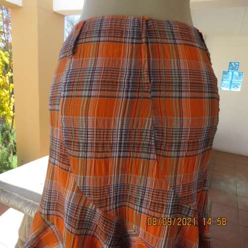 On trend autumn colour check bandless skirt size 34/10 by GOOD FRIENDS. In bubble polycotton fabric.