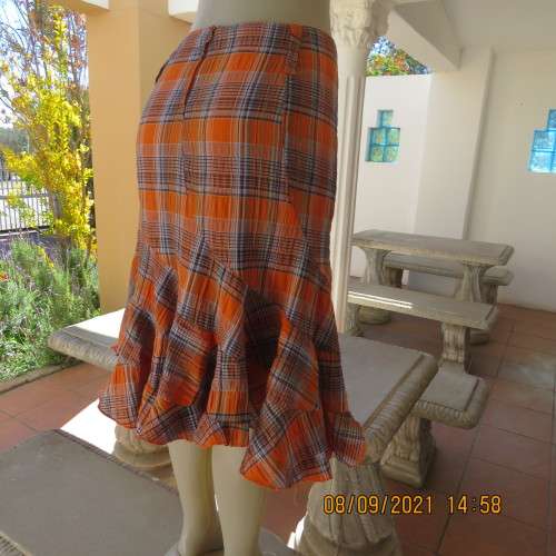 On trend autumn colour check bandless skirt size 34/10 by GOOD FRIENDS. In bubble polycotton fabric.