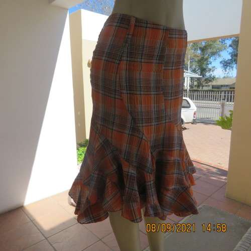 On trend autumn colour check bandless skirt size 34/10 by GOOD FRIENDS. In bubble polycotton fabric.