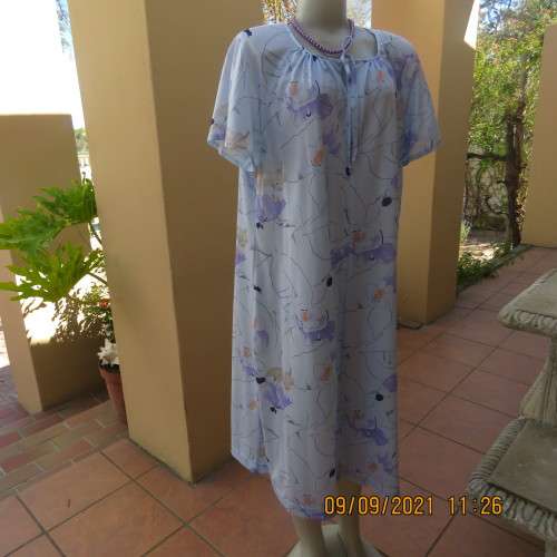 Stunning 80`s vintage dress with belt by FOSCHINI size 44/20. Loose shift style in polyester fabric.