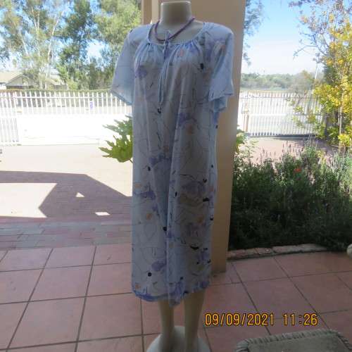 Stunning 80`s vintage dress with belt by FOSCHINI size 44/20. Loose shift style in polyester fabric.
