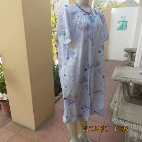 Stunning 80`s vintage dress with belt by FOSCHINI size 44/20. Loose shift style in polyester fabric.