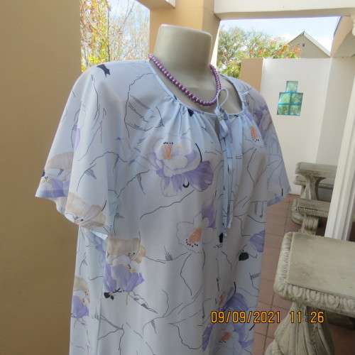 Stunning 80`s vintage dress with belt by FOSCHINI size 44/20. Loose shift style in polyester fabric.