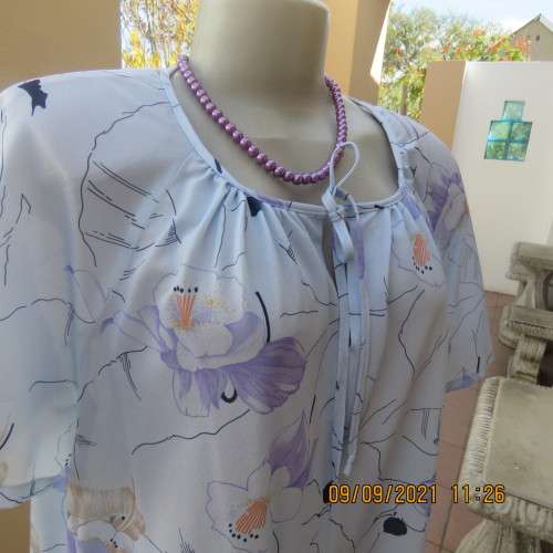 Stunning 80`s vintage dress with belt by FOSCHINI size 44/20. Loose shift style in polyester fabric.
