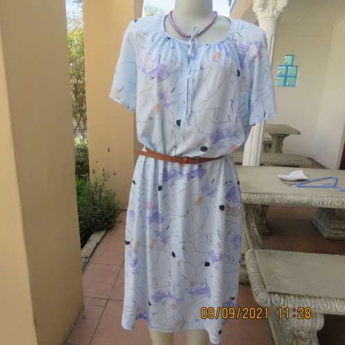 Stunning 80`s vintage dress with belt by FOSCHINI size 44/20. Loose shift style in polyester fabric.