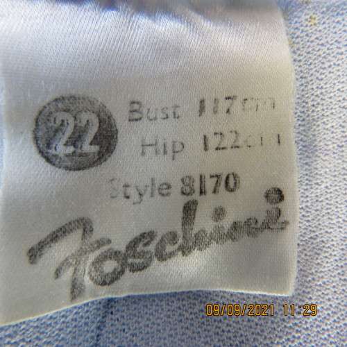Stunning 80`s vintage dress with belt by FOSCHINI size 44/20. Loose shift style in polyester fabric.