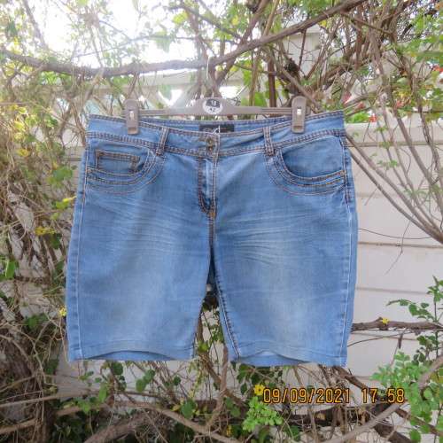 Denim jean shorts by EXT DENIM size 40/16 with pockets front and back. In polycotton stretch fabric.