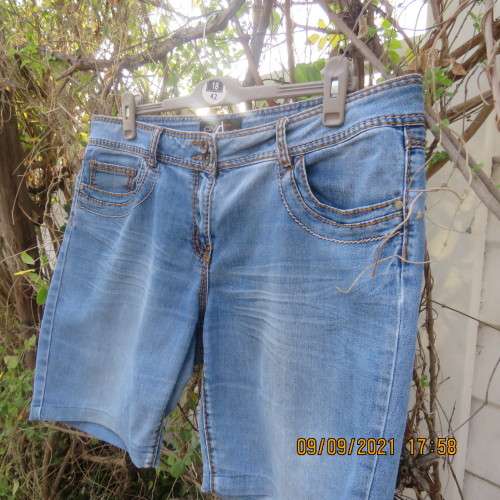 Denim jean shorts by EXT DENIM size 40/16 with pockets front and back. In polycotton stretch fabric.