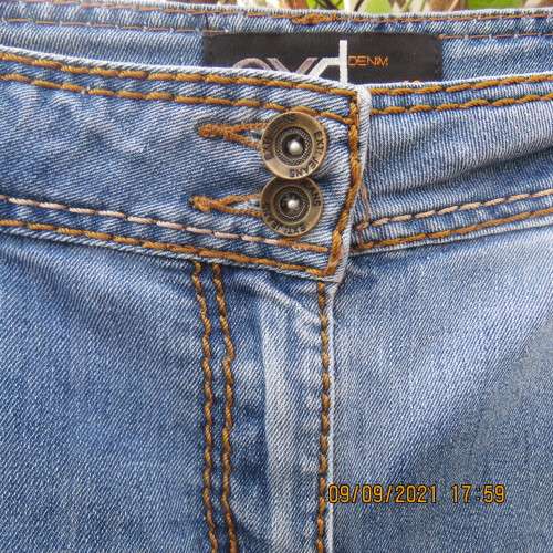 Denim jean shorts by EXT DENIM size 40/16 with pockets front and back. In polycotton stretch fabric.