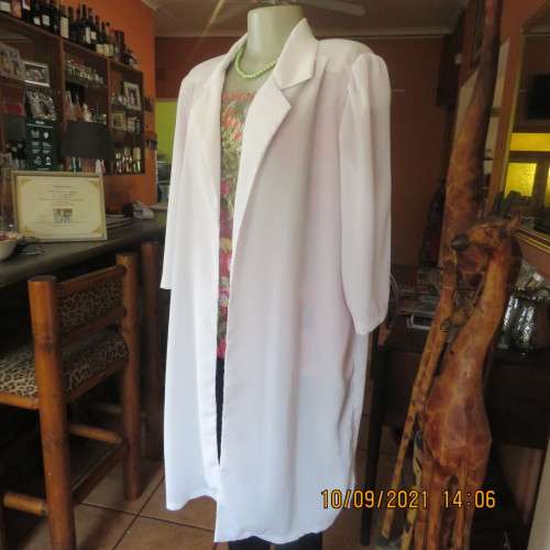 Elegant white crinkled polyester open hanging coat. Size 40/16. Open collar, no label. New condition