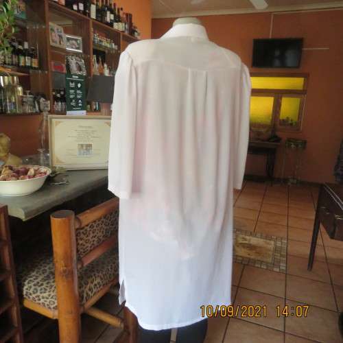 Elegant white crinkled polyester open hanging coat. Size 40/16. Open collar, no label. New condition