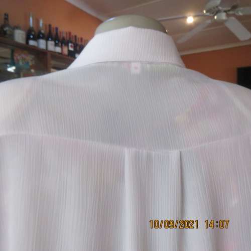 Elegant white crinkled polyester open hanging coat. Size 40/16. Open collar, no label. New condition