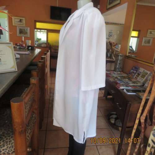 Elegant white crinkled polyester open hanging coat. Size 40/16. Open collar, no label. New condition