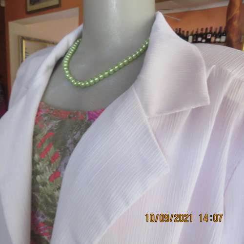 Elegant white crinkled polyester open hanging coat. Size 40/16. Open collar, no label. New condition