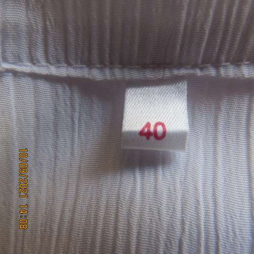 Elegant white crinkled polyester open hanging coat. Size 40/16. Open collar, no label. New condition