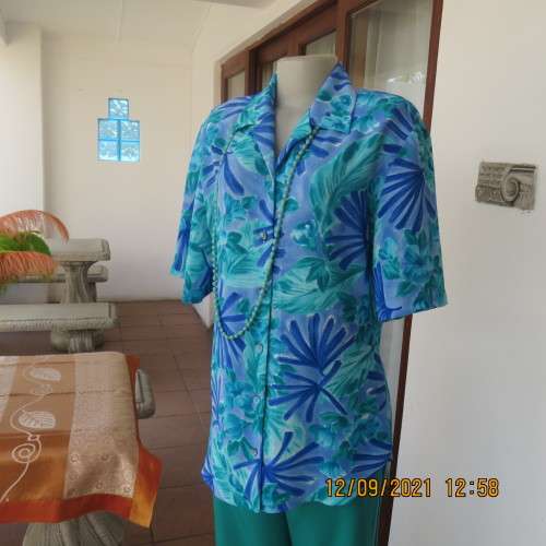 Cheerful good quality PARK AVENUE button down top size 38/14. In a textured 100% polyester fabric.