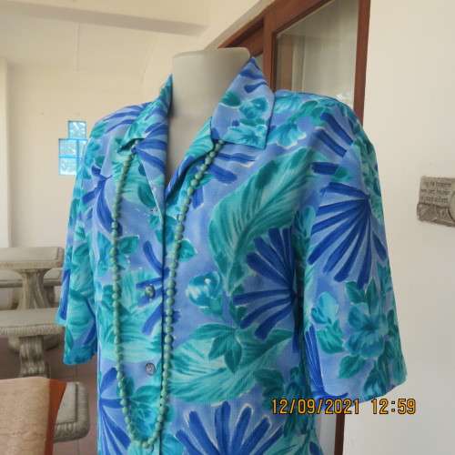 Cheerful good quality PARK AVENUE button down top size 38/14. In a textured 100% polyester fabric.