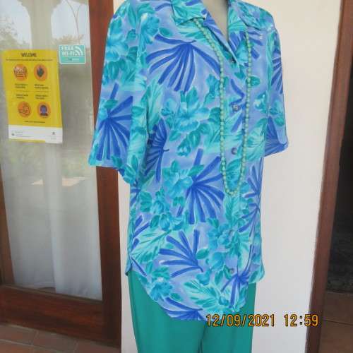 Cheerful good quality PARK AVENUE button down top size 38/14. In a textured 100% polyester fabric.