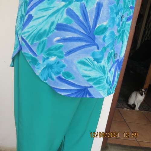 Cheerful good quality PARK AVENUE button down top size 38/14. In a textured 100% polyester fabric.